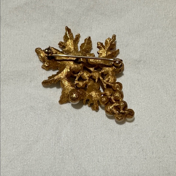 Trifari Vintage Gold and Pearl Leaf Brooch - Picture 2 of 3